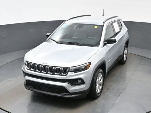 Used 2024 Jeep Compass Latitude image 31