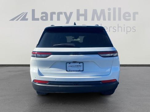 New 2025 Jeep Grand Cherokee Altitude image 4