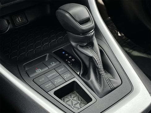 Used 2024 Toyota RAV4 LE image 17