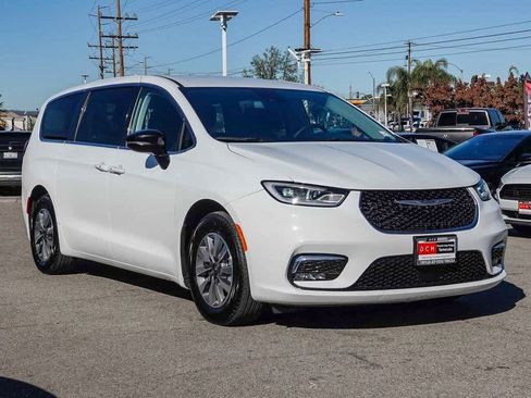 Certified 2024 Chrysler Pacifica Select image 3