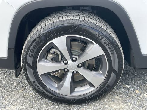 Used 2022 Jeep Cherokee Limited AWD/4WD image 10