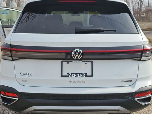 Used 2025 Volkswagen Taos SE image 31