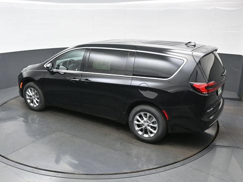 New 2027 Chrysler Pacifica Select AWD/4WD image 23