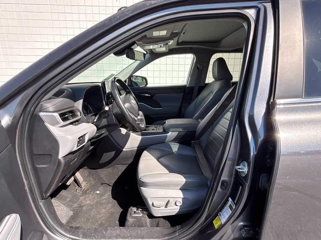 Used 2024 Toyota Highlander XLE AWD/4WD image 4
