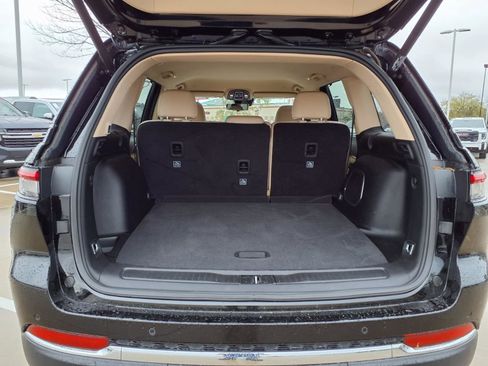 Used 2022 Jeep Grand Cherokee Limited w/ Luxury Tech Group II image 8