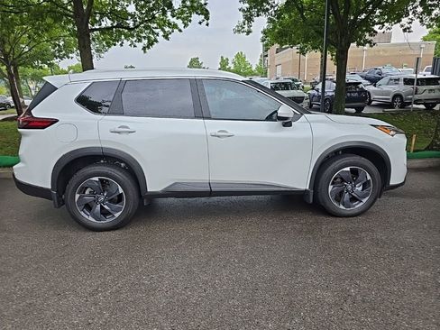 Used 2024 Nissan Rogue SV w/ SV Premium Package FWD image 8
