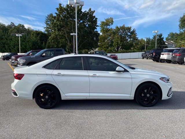 Used 2025 Volkswagen Jetta SE FWD image 6