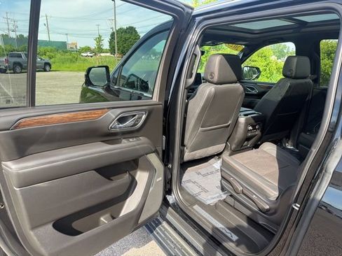 Used 2023 Chevrolet Suburban High Country AWD/4WD image 21