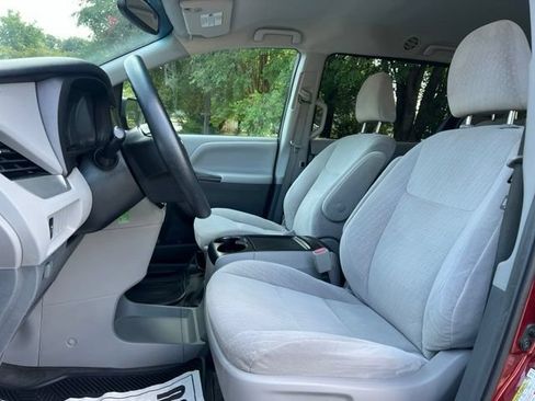 Used 2016 Toyota Sienna LE w/ Outdoor Package FWD image 11