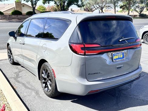 Used 2021 Chrysler Pacifica Touring-L w/ Uconnect Theater Family Group image 5