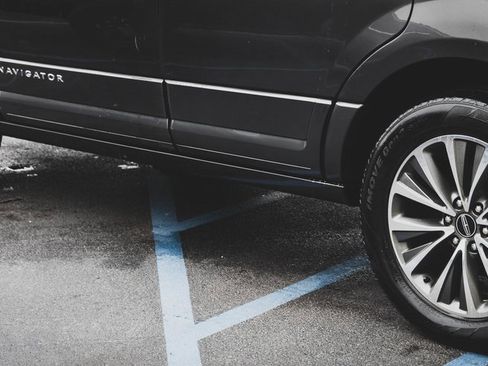 Used 2017 Lincoln Navigator Select image 25