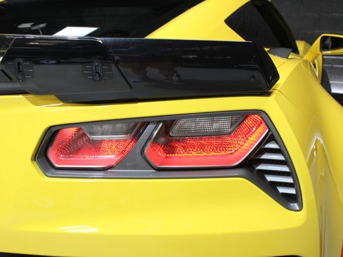 Used 2016 Chevrolet Corvette Z06 w/ 3LZ Preferred Equipment Group image 16