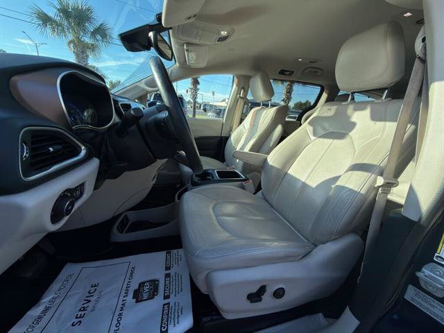 Used 2017 Chrysler Pacifica Touring-L Plus w/ Advanced Safetytec Group FWD image 7