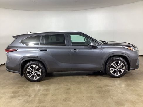 Used 2024 Toyota Highlander XLE AWD/4WD image 7
