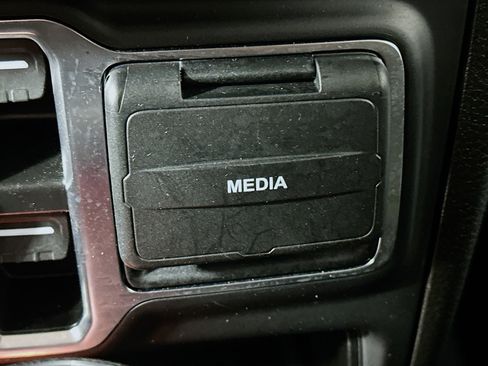 Used 2025 Jeep Wrangler Sahara image 25