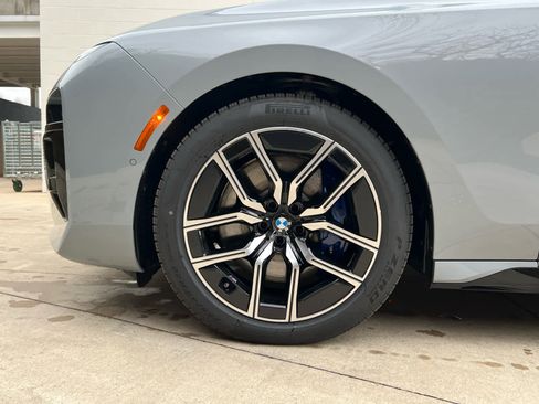 Used 2025 BMW 740i xDrive w/ Premium Package image 6