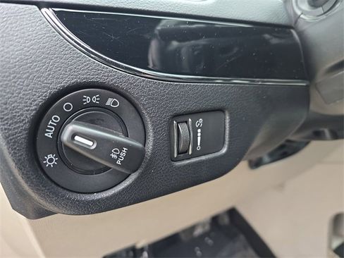 Used 2019 Dodge Grand Caravan SXT image 28