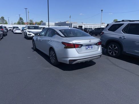 Used 2024 Nissan Altima 2.5 SV FWD image 5