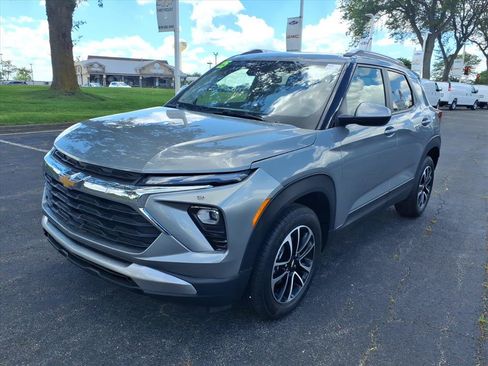 Used 2025 Chevrolet TrailBlazer LT AWD/4WD image 3