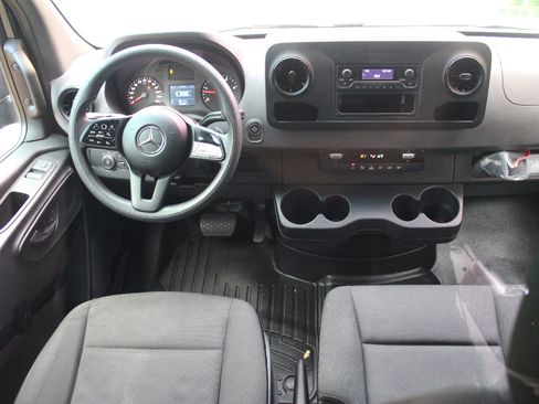 Used 2020 Mercedes-Benz Sprinter 2500 image 13
