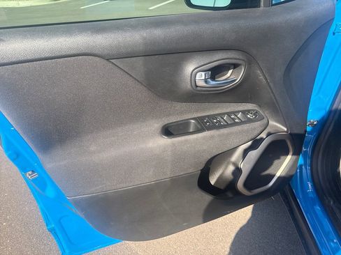 Used 2015 Jeep Renegade Latitude AWD/4WD image 11