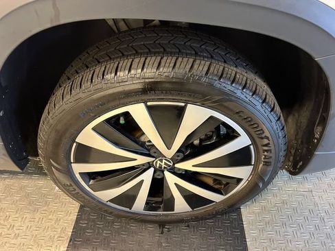 Certified 2022 Volkswagen Taos SE FWD image 9