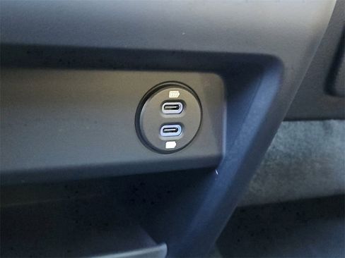 Certified 2023 Porsche Cayenne Platinum Edition image 26