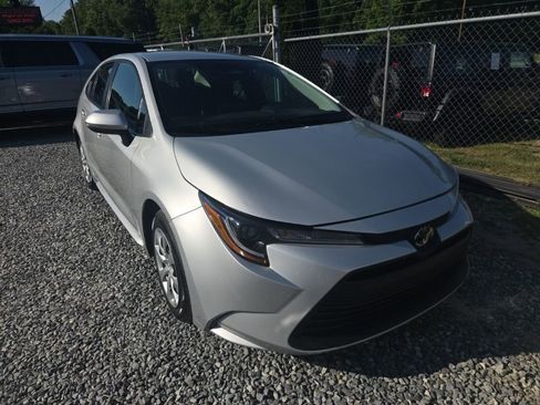 Used 2024 Toyota Corolla LE FWD image 2