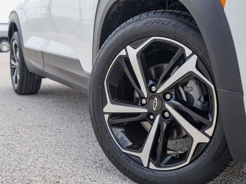 Used 2021 Chevrolet TrailBlazer RS w/ Technology Package FWD image 2