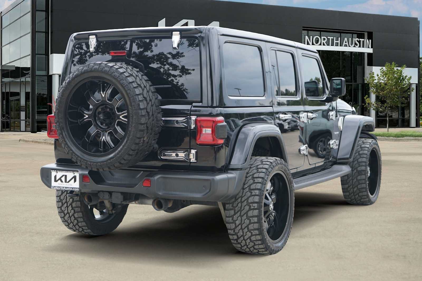 Used 2022 Jeep Wrangler Unlimited Sahara w/ LED Lighting Group AWD/4WD image 5
