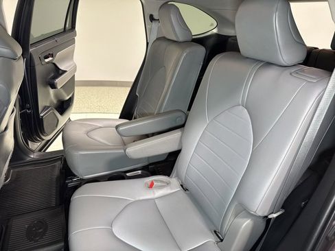 Used 2022 Toyota Highlander XLE image 27