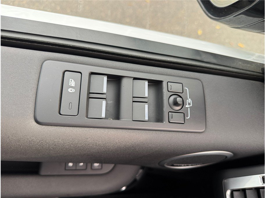 Used 2024 Land Rover Discovery S AWD/4WD image 17