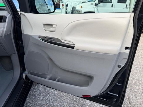 Used 2014 Toyota Sienna L image 19