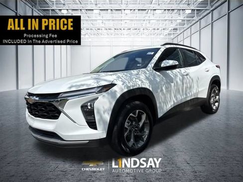Used 2025 Chevrolet Trax LT FWD image 1