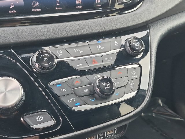 Used 2025 Chrysler Pacifica Select FWD image 25