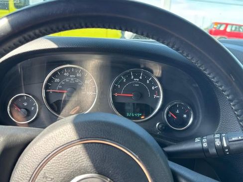 Used 2018 Jeep Wrangler Unlimited Sahara w/ Connectivity Group AWD/4WD image 34