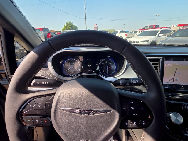 Used 2025 Chrysler Pacifica Limited FWD image 17