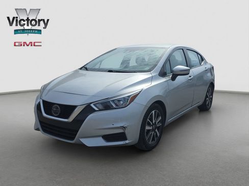 Used 2020 Nissan Versa SV image 3