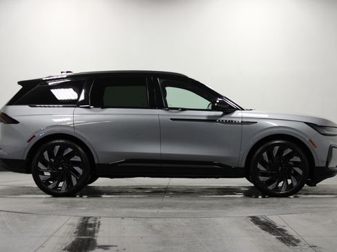 Used 2024 Lincoln Nautilus Reserve w/ Jet Appearance Package (87T) image 3