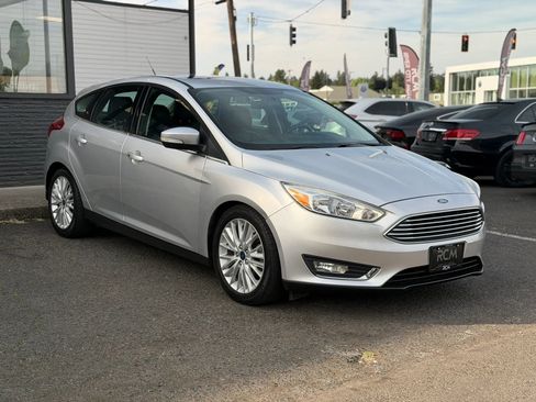 Used 2017 Ford Focus Titanium FWD image 3