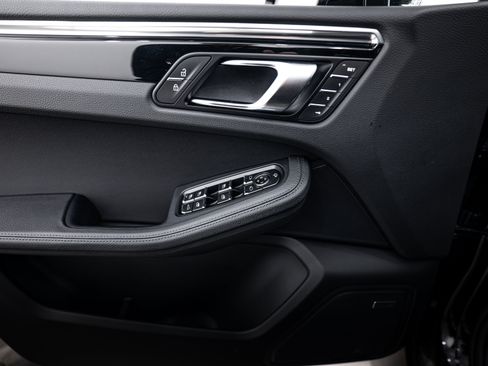 Certified 2026 Porsche Macan AWD/4WD image 16