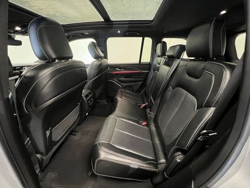 Used 2024 Jeep Grand Cherokee Overland image 5