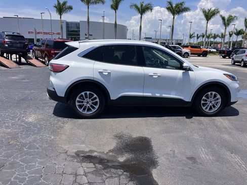 Used 2020 Ford Escape SE FWD image 3