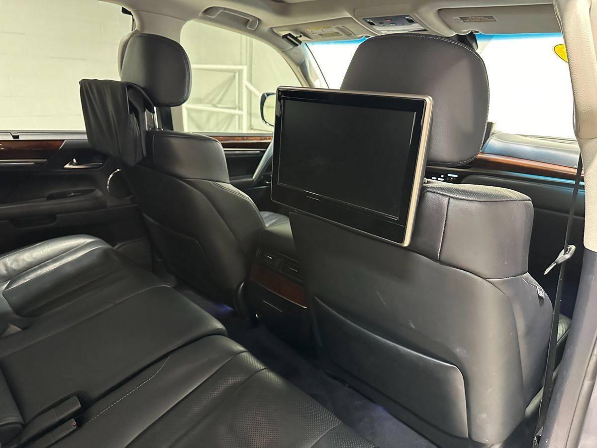 Used 2016 Lexus LX 570 4WD w/ Luxury Package image 17
