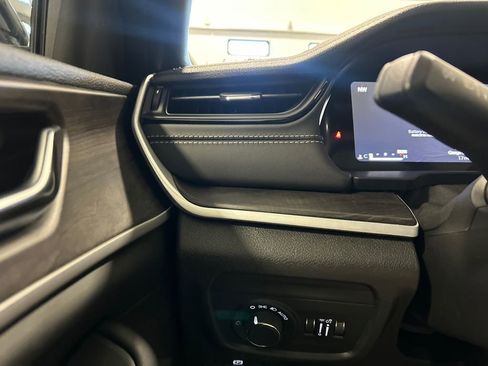 New 2026 Jeep Grand Cherokee Altitude image 18