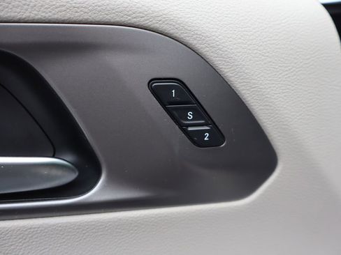 Used 2021 Chrysler Pacifica Touring-L w/ Uconnect Theater Family Group image 9