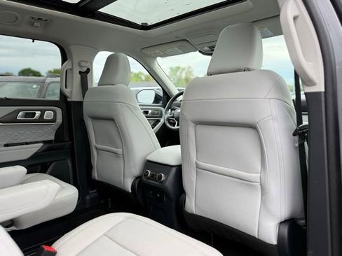 Certified 2025 Ford Explorer Platinum w/ LUX Leather Package AWD/4WD image 19