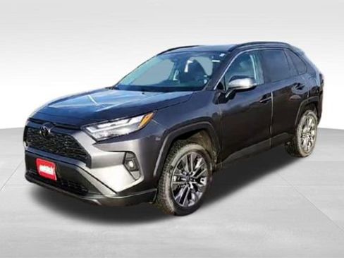 Used 2022 Toyota RAV4 XLE Premium image 4