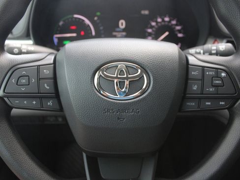 Used 2025 Toyota Sienna LE image 24