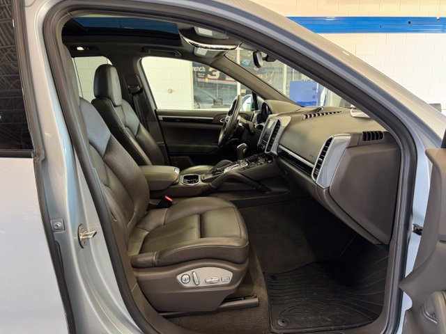 Used 2018 Porsche Cayenne Platinum Edition w/ Premium Package Plus AWD/4WD image 16
